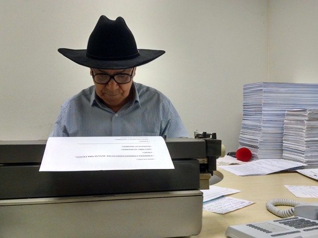 O radialista era conhecido por narrar as notícias policiais de forma cantada no Bandeira Dois. Ele também era famoso pelo jeito simples. Tradicional, nunca deixou a máquina de escrever e o chapéu de couro (Foto: Luiza Falcão / Acervo pessoal)