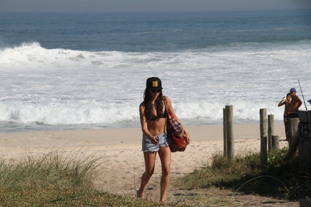 Isis Valverde na praia (Foto: Wallace Barbosa / AgNews)
