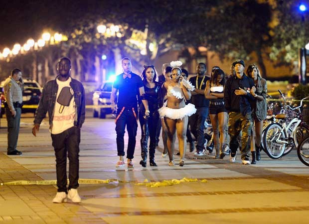 Participantes da festa deixam o local do tiroteio na noite de quarta-feira (31) em Los Angeles, na Califórnia (Foto: AFP)