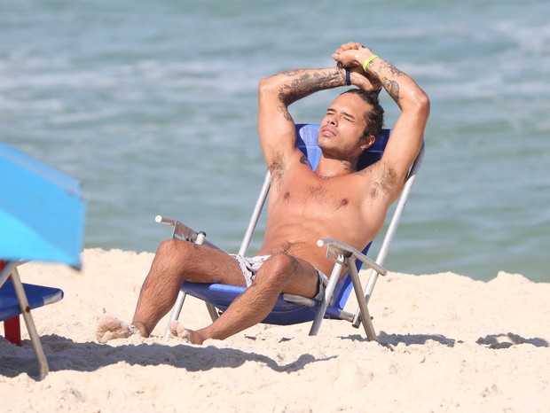 Vitão relaxa e se refresca em dia de praia no Rio (Foto: Dilson Silva/AgNews)