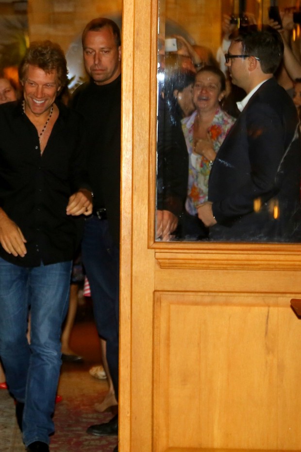 Jon Bon Jovi saindo de restaurante em São Paulo (Foto: Marcello Sá Barreto e Thiago Duran / AgNews)