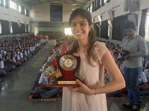 Tábata com os alunos em uma escola de Baramati (Foto: Arquivo pessoal)