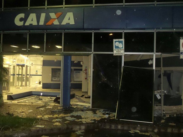 Caixas eletronicos explodidos em Itaúna (Foto: Polícia Militar/ Divulgação) Caixas eletronicos explodidos em Itaúna (Foto: Polícia Militar/ Divulgação)