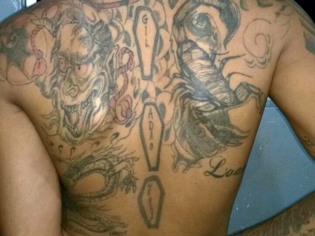 Suspeito tem três caixões tatuados nas costas com nomes de pessoas (Foto: Divulgação/Ascom PM)