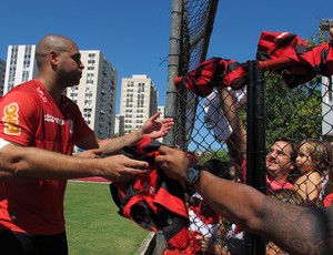 Adriano autógrafos treino Flamengo (Foto: Richard Souza / Globoesporte.com)