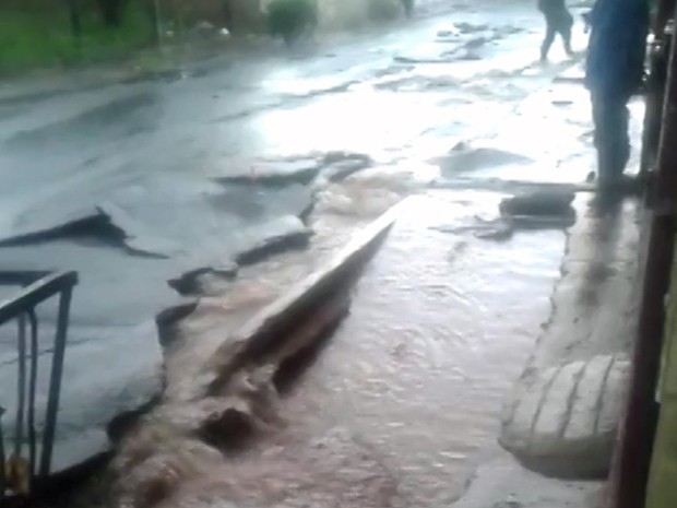 G Chuva Em Uberaba Deixa Carros Ilhados E Pessoas S O Resgatadas