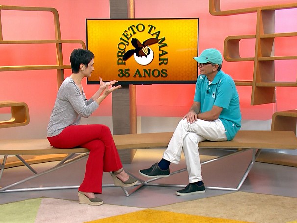 Sandra conversa com Guy, fundador do Projeto Tamar  (Foto: Globo)