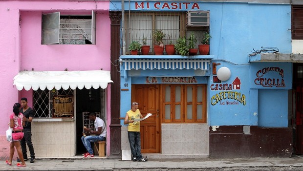 Vários negócios privados funcionam e fazem propaganda em rua de Cuba (Foto: Alejandro Ernesto/EFE)