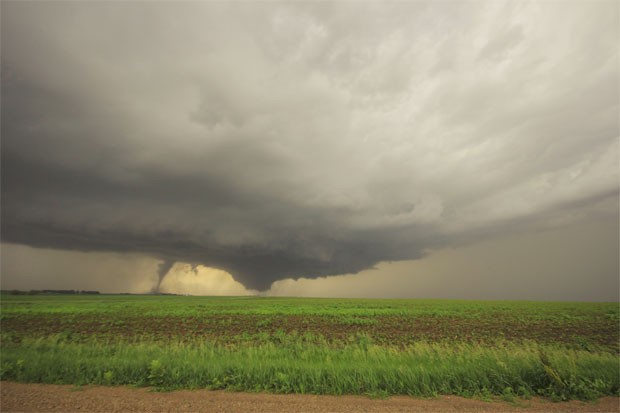 Imagem mostra dois tornados na mesma área do Nebraska (Foto: REUTERS/Dustin Wilcox/TwisterChasers)