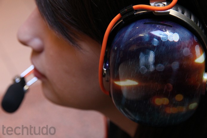 Mesmo projetado para abafar o som, o Battlefield 4 Razer BlackShark apresenta vazamentos (Foto: Luciana Maline/ TechTudo) Mesmo projetado para abafar o som, o Battlefield 4 Razer BlackShark apresenta vazamentos (Foto: Luciana Maline/ TechTudo)