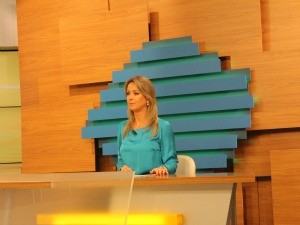 Carla Fachim apresenta o Bom Dia Rio Grande (Foto: Fernando Lopes/ RBS TV)