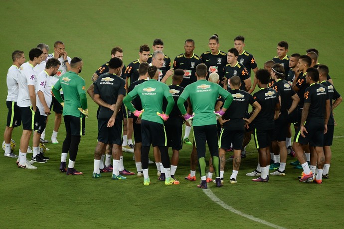 Tite conversar com todos os jogadores convocados no treino da seleção brasileira em Natal (Foto: Pedro Martins/MoWa Press)
