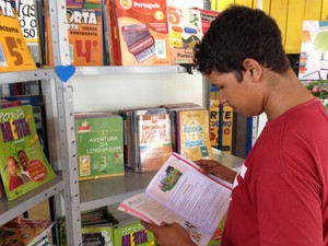 Estudante Rodrigo Costa espera ônibus praticando leitura em RO (Foto: Matheus Henrique/G1) Estudante Rodrigo Costa espera ônibus praticando leitura em RO (Foto: Matheus Henrique/G1)