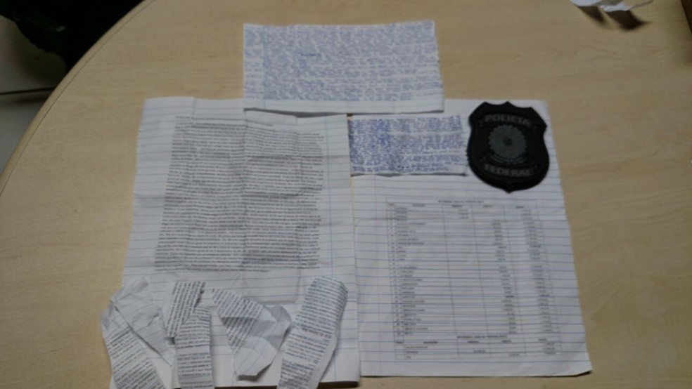 Bilhetes apreendidos pela pol&iacute;cia durante a Opera&ccedil;&atilde;o Ep&iacute;stolas, que investiga a quadrilha de Fernandinho Beira Mar (Foto: PF RO/Divulga&ccedil;&atilde;o)