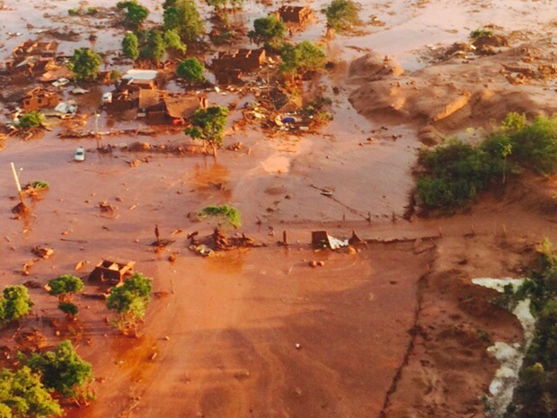 Rompimento da barragem de Fundão, em Bento Rodrigues, distrito de Mariana (Foto: Luis Eduardo Franco/TV Globo)