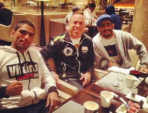 Wanderlei Silva sorri em hotel no Japão, ao lado de Marcelo Guimarães (esq.) e Michael Costa (dir.) (Foto: Reprodução/Instagram)