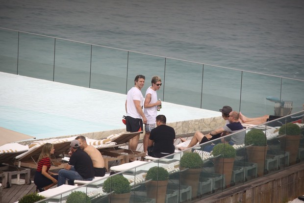 Integrantes do One Direction na piscina do Hotel Fasano, RJ (Foto: Gabriel Reis / Ag. News)