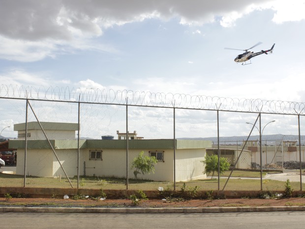 Polícia Militar sobrevoou o presídio para analisar a situação do prsídio. (Foto: Valdivan Veloso / G1)