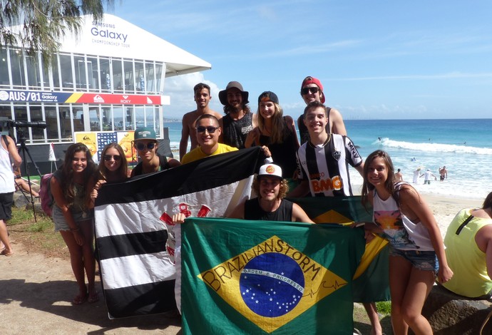 Brasileiros invadem a Gold Coast australiana na torcida pelo tricampeonato do país na etapa, após as vitórias de Filipe Toledo (2015) e Gabriel Medina (2014) (Foto: Carol Fontes)