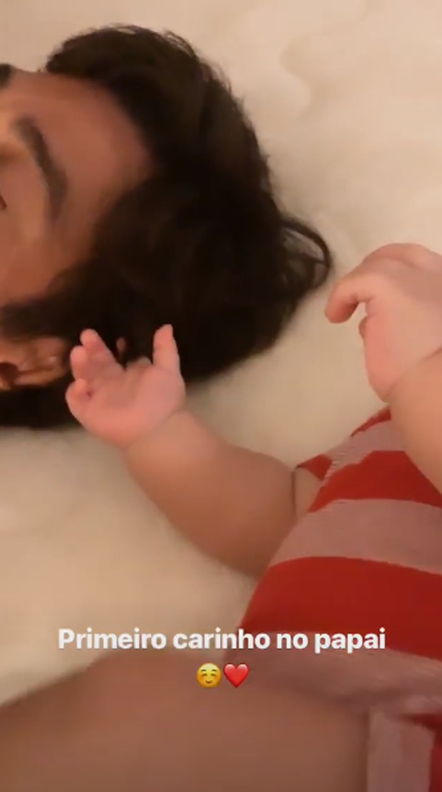 André Resende ganha carinho de Rael, seu filho com Isis Valverde (Foto: Reprodução Instagram) André Resende ganha carinho de Rael, seu filho com Isis Valverde (Foto: Reprodução Instagram)