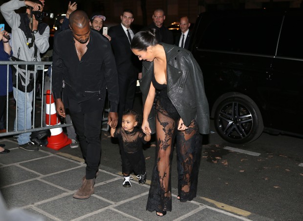 Kim Kardashian e Kanye West com a filha, North, em Paris, na França (Foto: Grosby Group/ Agência)