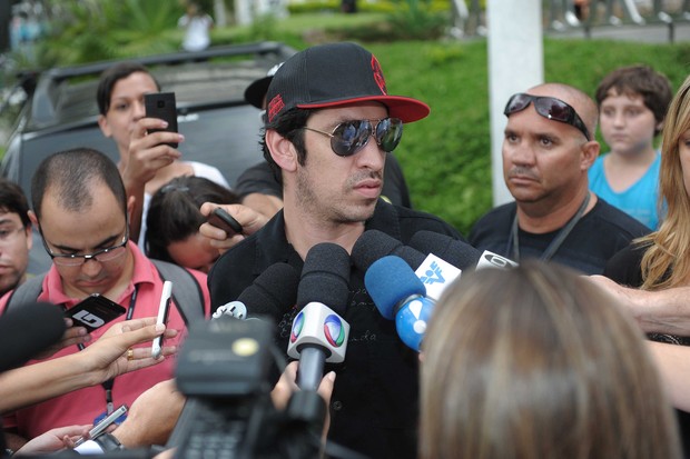  Champignom e familares deixam sepultamento de Chorão (Foto: Francisco Cepeda /  AgNews)