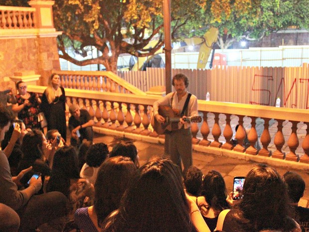 Segunda parte de show aconteceu do lado de fora do Teatro  (Foto: Sérgio Rodrigues/ G1 AM)