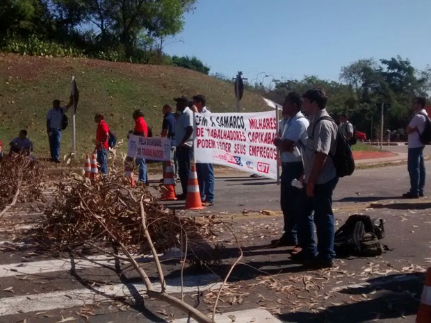 Funcionários da Samarco no Espírito Santo protestam por volta da empresa (Foto: VC no ESTV)