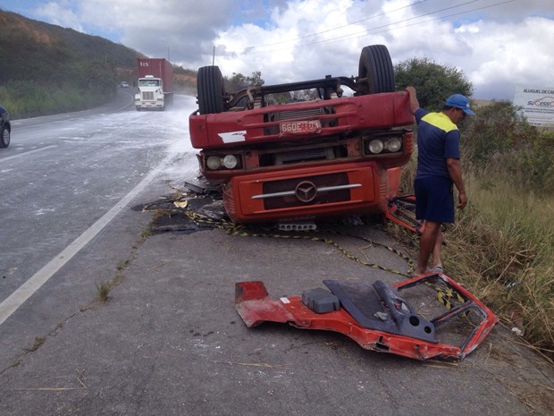 G Motorista De Caminh O Morre Ap S Ve Culo Tombar Na Br Em Pe