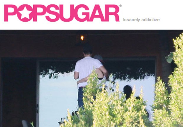 Robert Pattinson e Kristen Stewart juntos em sua nova casa (Foto: Reprodução)
