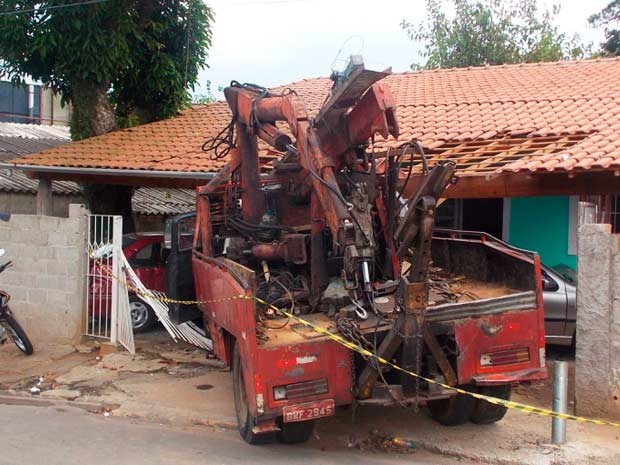 Caminhão desgovernado atinge casa no bairro Três Marias, em Taubaté (SP). Apenas uma pessoa ficou com ferimentos leves. (Foto: Renato Ferezim/G1)