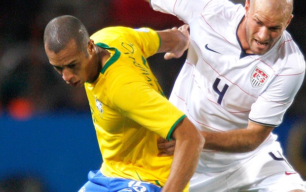 Miranda na partida da Seleção Brasileira (Foto: Reuters)