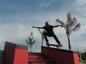 Gabriel posa com seu skate (Foto: Rodrigo Mariano/Globoesporte.com)