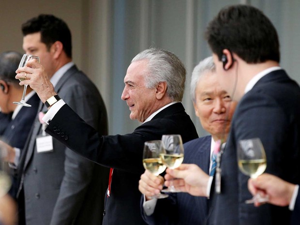 Michel Temer brinda durante reunião e almoço com empresários japonese e brasileiros em Tóquio (Foto: Kim Kyung-Hoon / Reuters)