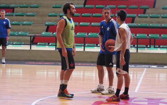 benite treino com bola basquete flamengo (Foto: Marcello Pires) benite treino com bola basquete flamengo (Foto: Marcello Pires)