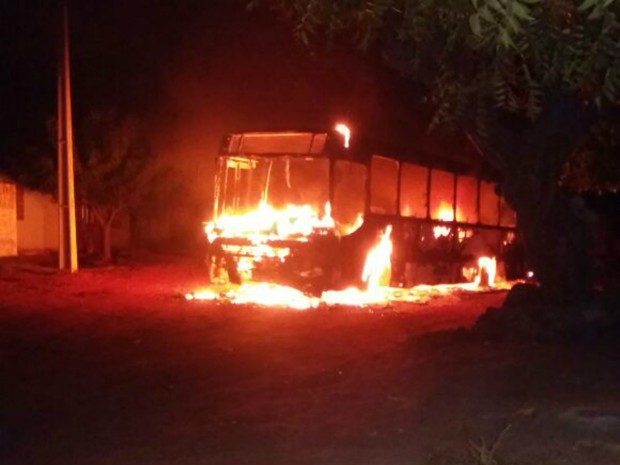 Ônibus incendiado em Touros (Foto: Reprodução/Facebook)