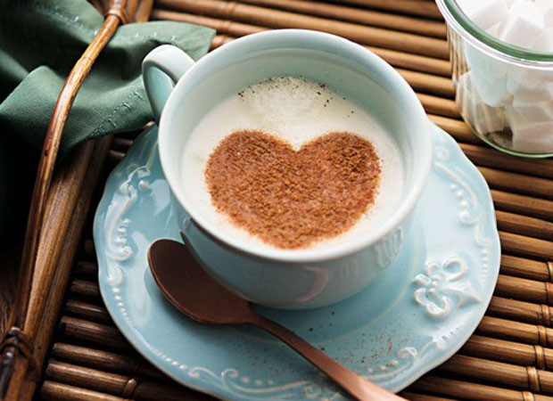 O café com coração é um amor. Para fazer a brincadeira, use um molde vazado e polvilhe chocolate em pó ou canela.  (Foto: Cacá Bratke/ Editora Globo)