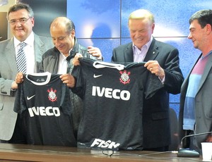 José Maria Marin e Marco Polo Del Nero recebem camisa do Corinthians  (Foto: Carlos Augusto Ferrari / Globoesporte.com)