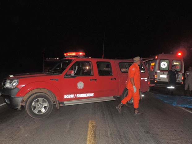 Corpo de bombeiros, Samu, agentes da PRF e da Polícia Civil estiveram no local do acidente. (Foto: Sigi Vilares/Blog do Sigi Vilares)