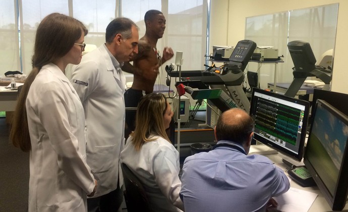 Após goleada, titulares do Corinthians iniciam semana com exames médicos