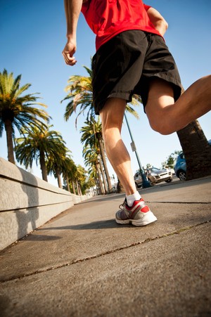 Homem correndo pisada euatleta (Foto: Getty Images)