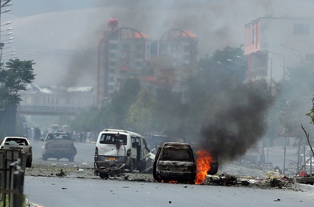 Explosão é vista em local de ataque ao parlamento afegão nesta segunda-feira (22) em Cabul (Foto: Shah Marai/AFP)