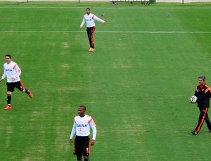 Ney Franco comanda treino com três zagueiros no Flamengo (Foto: Hector Werlang)