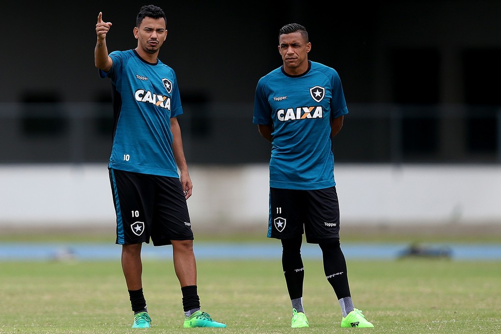 Lindoso segue entre os titulares; Arnaldo estreia neste domingo (Foto: Vitor Silva/SSPress/Botafogo)