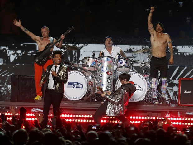 Bruno Mars canta com a banda Red Hot Chili Peppers no Super Bowl em Nova Jersey, nos Estados Unidos (Foto: Carlo Allegri/ Reuters)