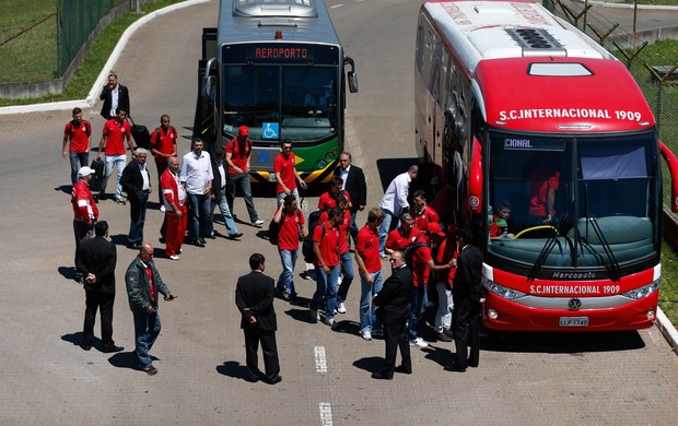 Delegação do Inter chega a Porto Alegre após derrota para o Atlético-GO (Foto: Félix Zucco/Agência RBS)