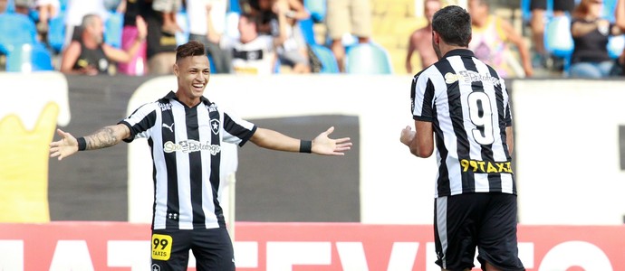 Navarro e Neilton comemoram gol do Botafogo (Foto: ROBERTO FILHO/ELEVEN/ESTADÃO CONTEÚDO)