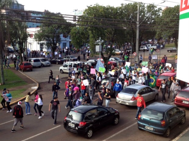 Em Cascavel, manifestação reuniu cerca de mil pessoas, segundo a PM (Foto: Cassiane Seghatti / G1)