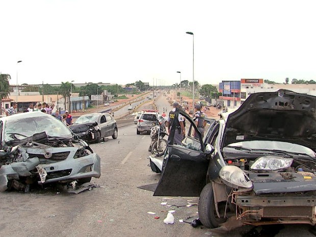 Acidente no viaduto da MT-040 matou uma pessoa e deixou outras sete feridas, em Cuiab. (Foto: Reproduo/ TVCA)