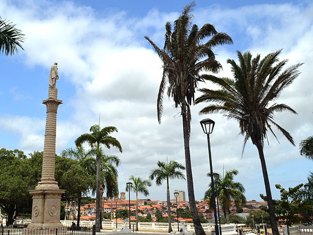 Do alto, estátua de Golçalves Dias ‘observa’ baía de São Marcos (Foto: Maurício Araya / G1)